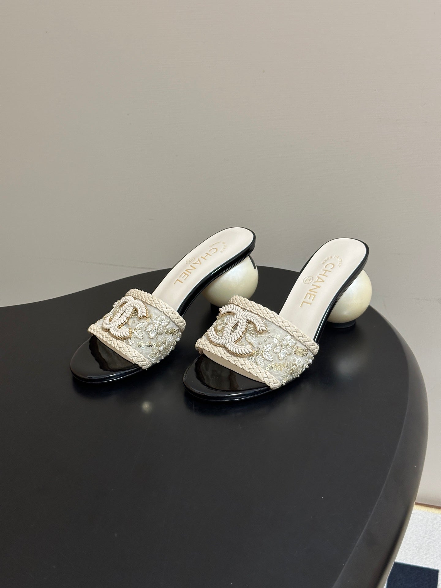 CHANEL 26S PEARL EMBELLISHED FLAT SANDALS IN WHITE LEATHER AND EMBROIDERED FABRIC