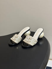 CHANEL 26S PEARL EMBELLISHED FLAT SANDALS IN WHITE LEATHER AND EMBROIDERED FABRIC