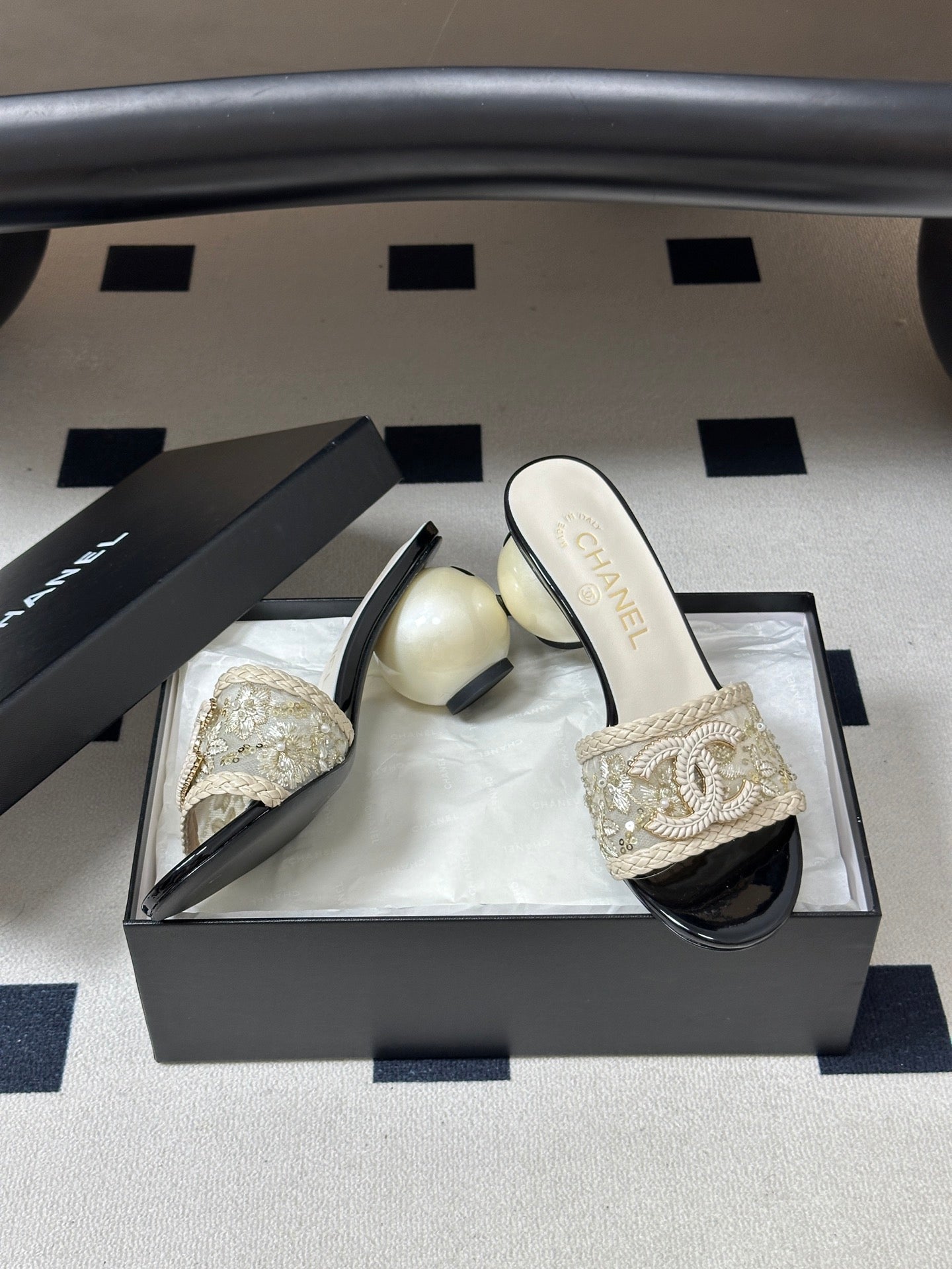 CHANEL 26S PEARL EMBELLISHED FLAT SANDALS IN WHITE LEATHER AND EMBROIDERED FABRIC