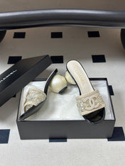 CHANEL 26S PEARL EMBELLISHED FLAT SANDALS IN WHITE LEATHER AND EMBROIDERED FABRIC