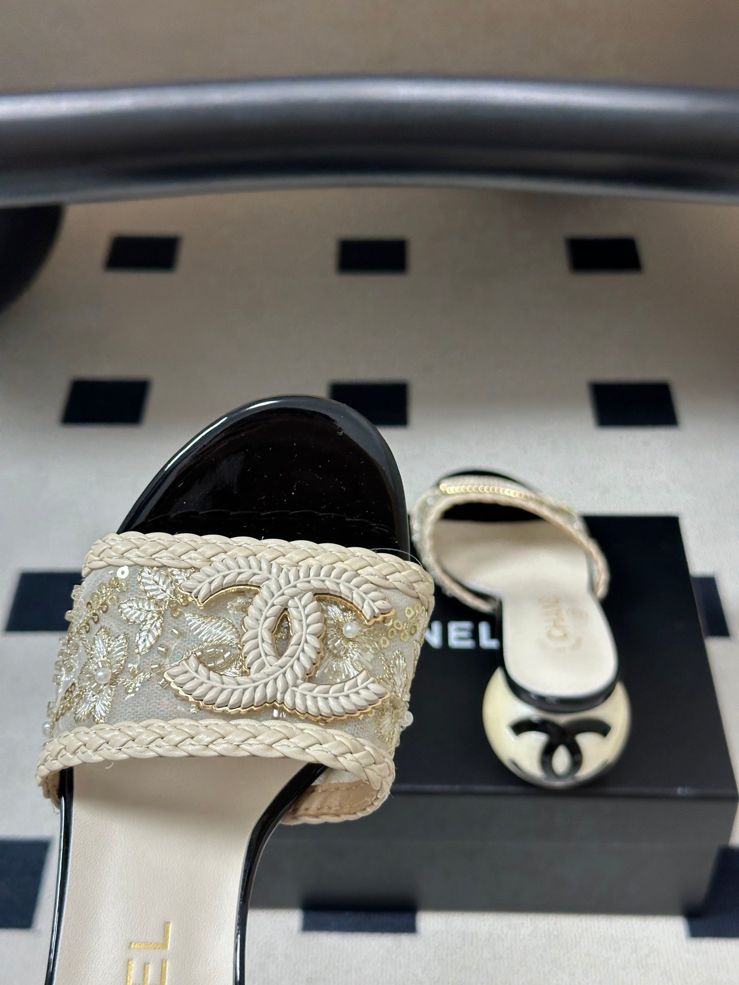 CHANEL 26S PEARL EMBELLISHED FLAT SANDALS IN WHITE LEATHER AND EMBROIDERED FABRIC