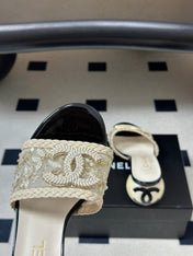 CHANEL 26S PEARL EMBELLISHED FLAT SANDALS IN WHITE LEATHER AND EMBROIDERED FABRIC