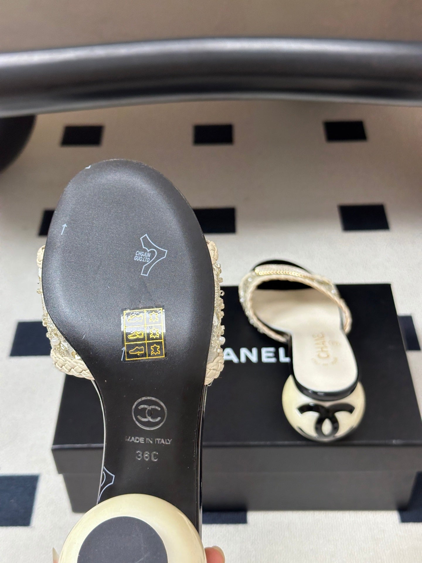 CHANEL 26S PEARL EMBELLISHED FLAT SANDALS IN WHITE LEATHER AND EMBROIDERED FABRIC