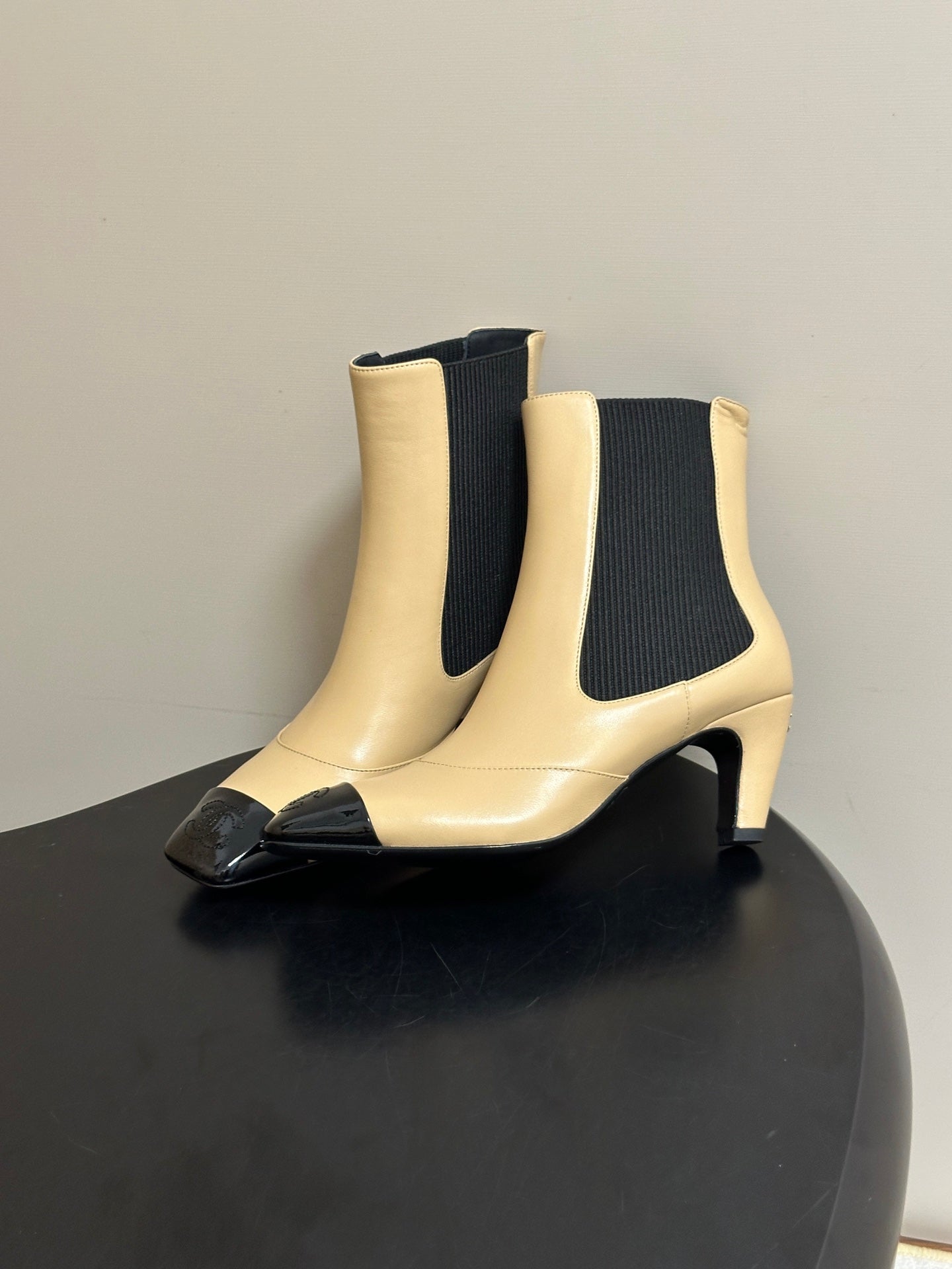 CHANEL 26S ANKLE BOOTS 60 MM IN BEIGE CALFSKIN AND BLACK PATENT