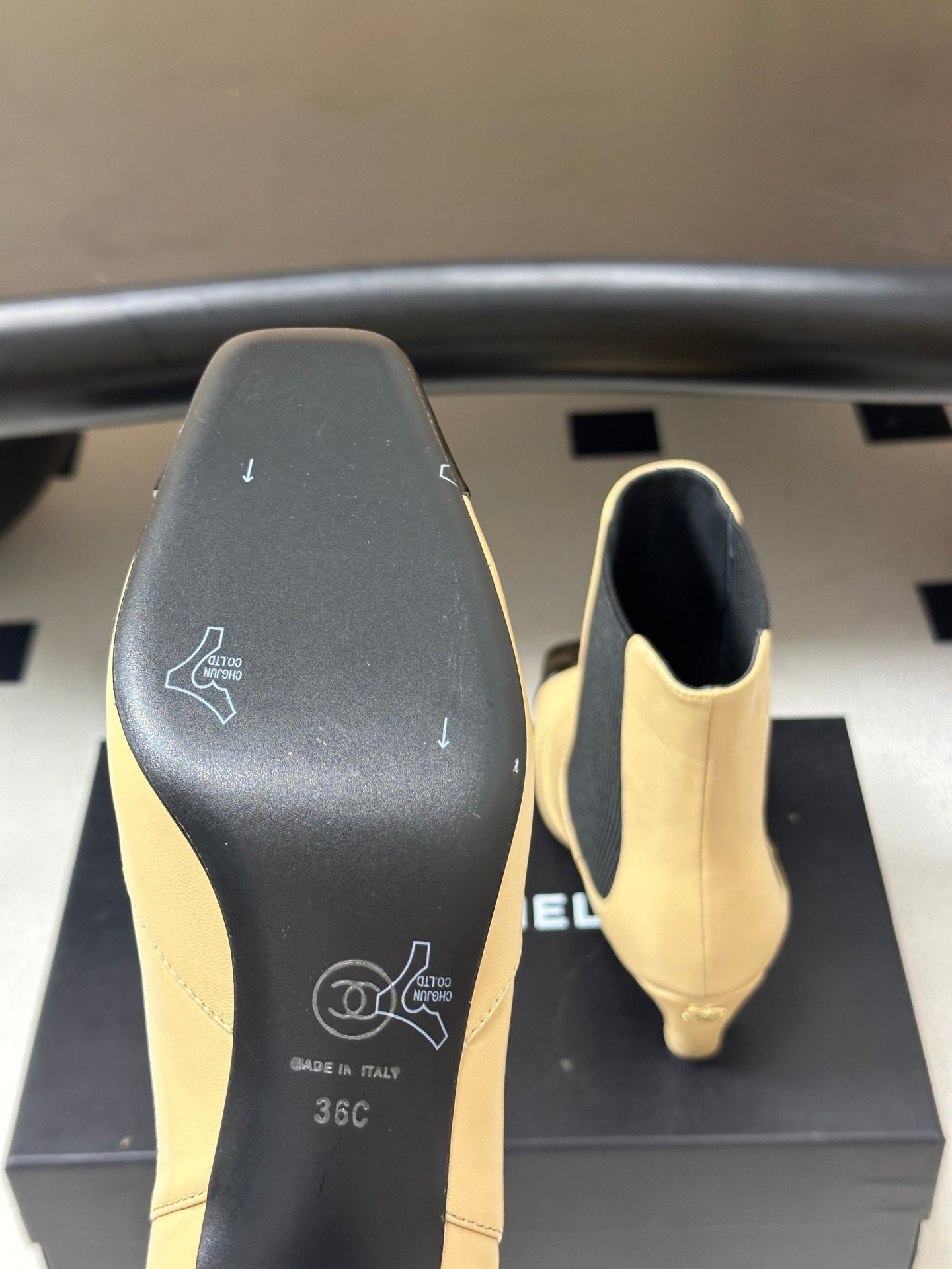 CHANEL 26S ANKLE BOOTS 60 MM IN BEIGE CALFSKIN AND BLACK PATENT