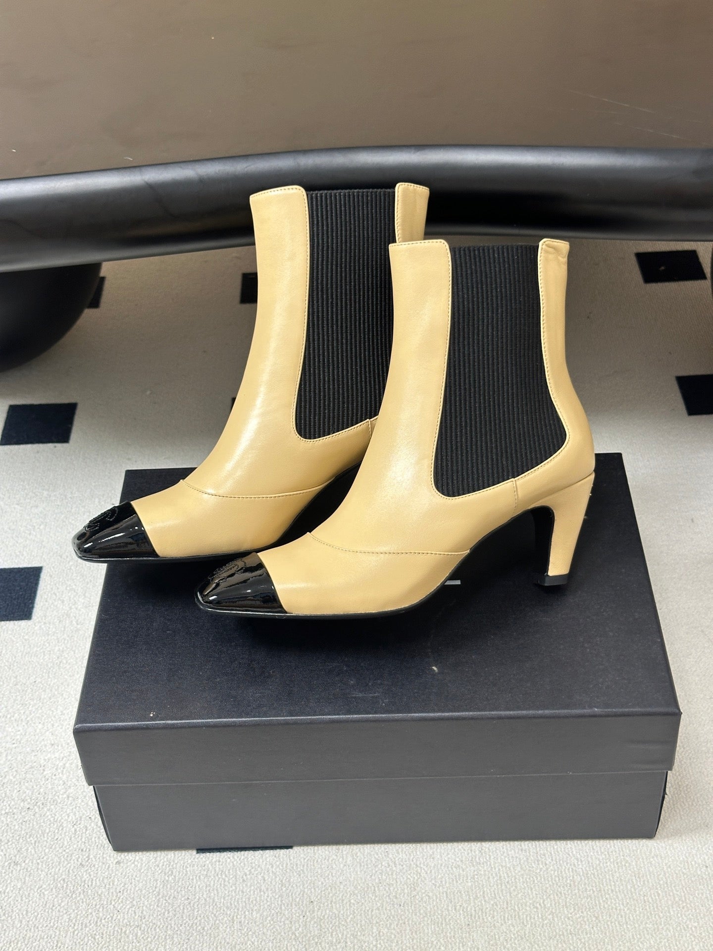 CHANEL 26S ANKLE BOOTS 60 MM IN BEIGE CALFSKIN AND BLACK PATENT