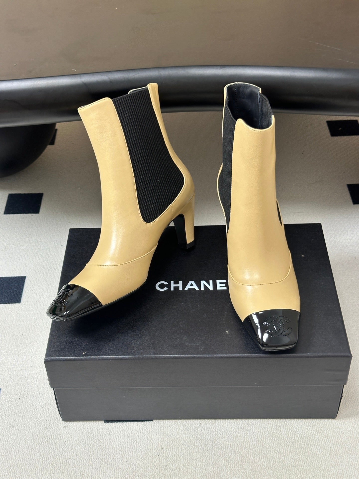 CHANEL 26S ANKLE BOOTS 60 MM IN BEIGE CALFSKIN AND BLACK PATENT