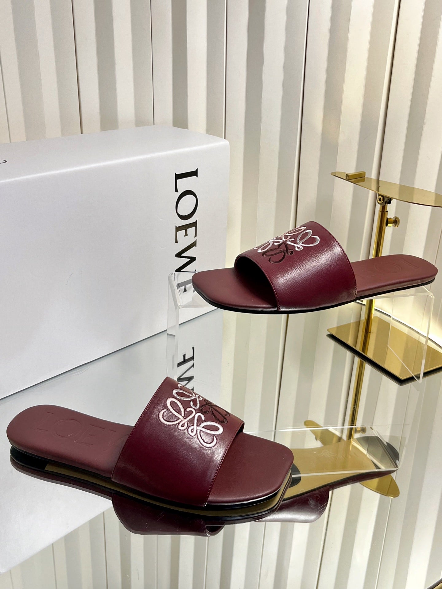 LOEWE 26S LOGO-EMBROIDERED SANDALS IN DARK RED CALFSKIN