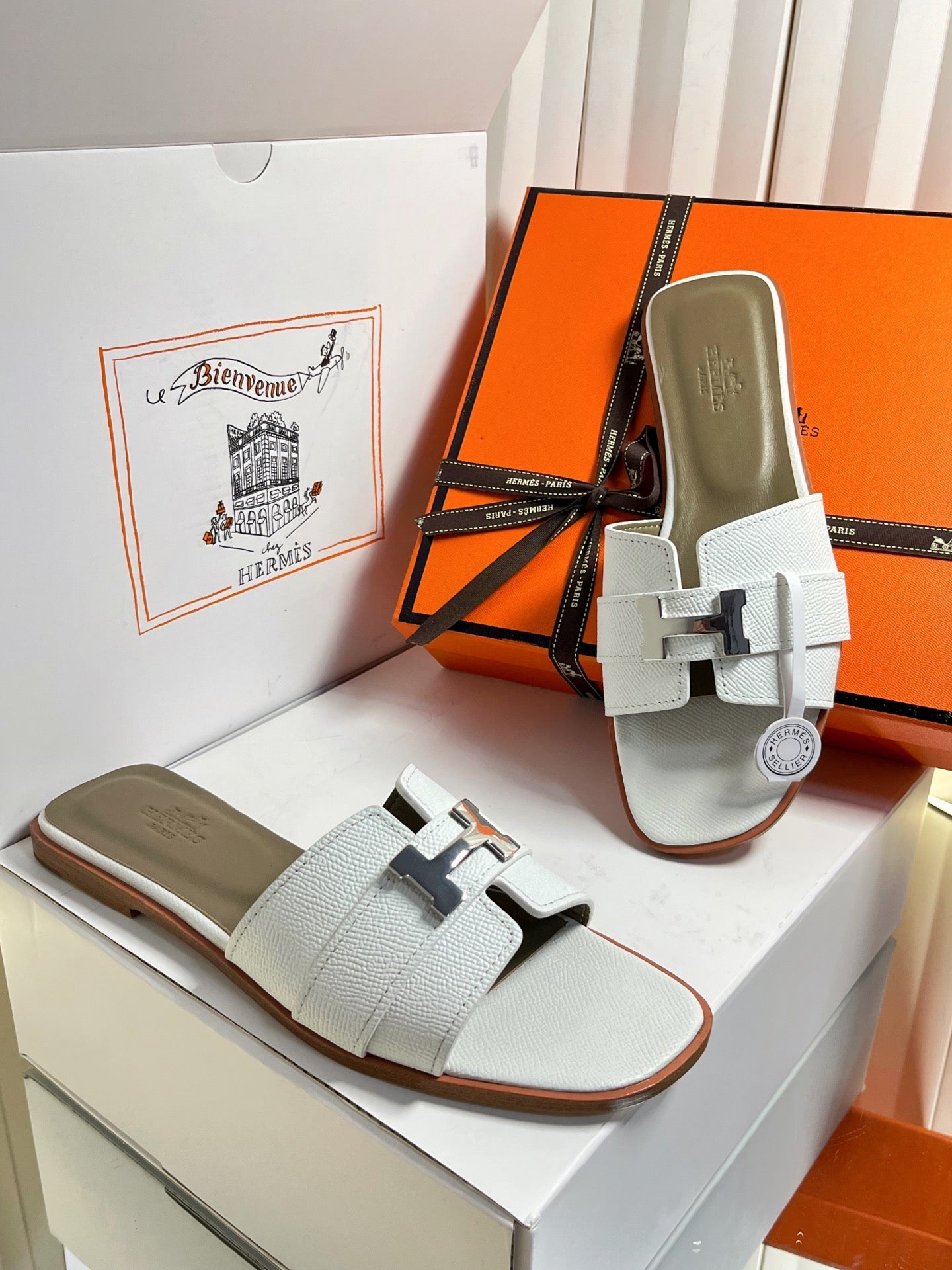 HM 26S ORAN SANDALS IN WHITE EPSOM CALFSKIN SILVER HARDWARE