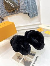 HALF MULE SLIPPERS IN BLACK FLEECE FEATURING METALLIC LOGO