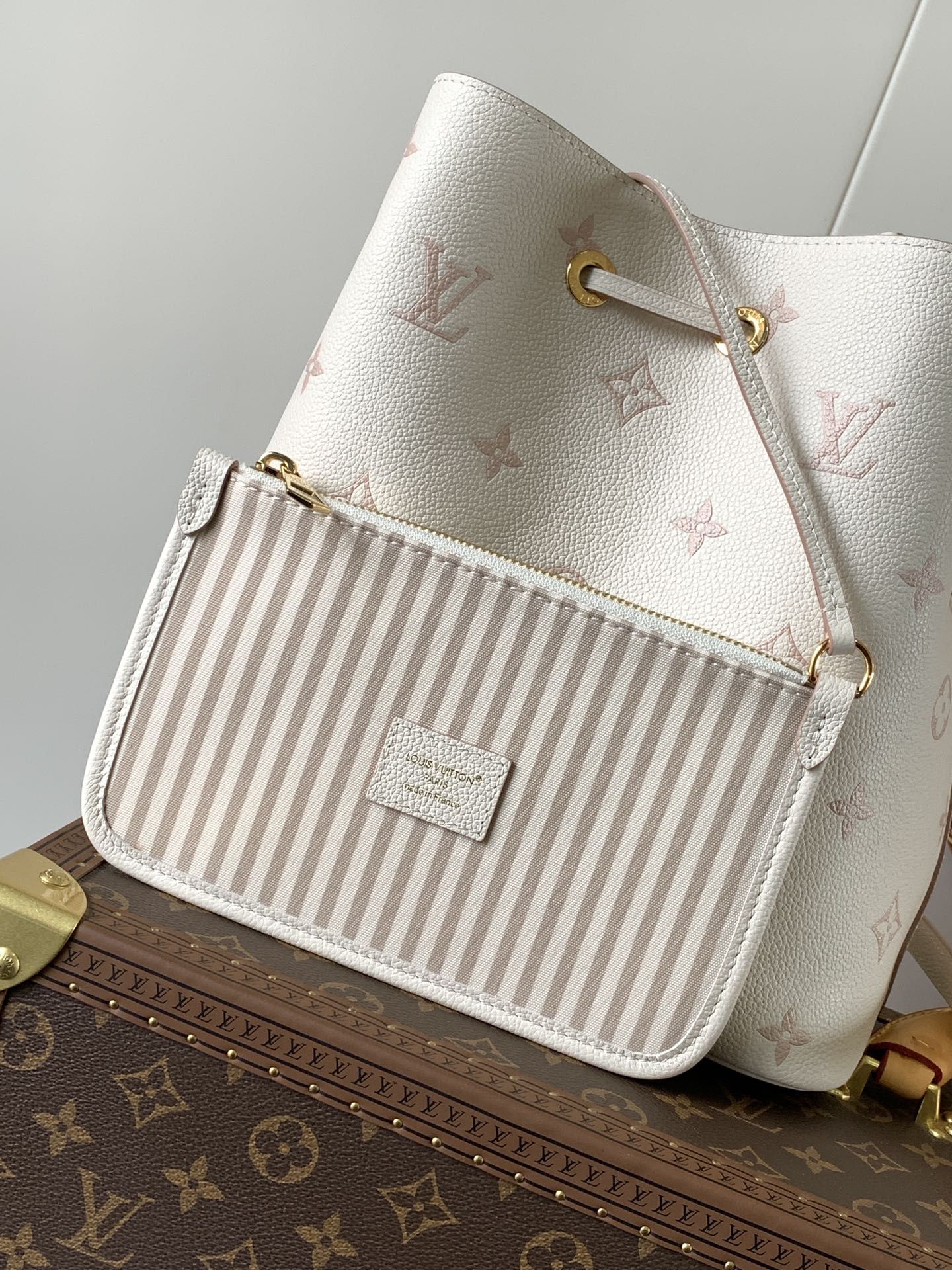 NÉONOÉ 26 IN WHITE AND PINK MONOGRAM CANVAS