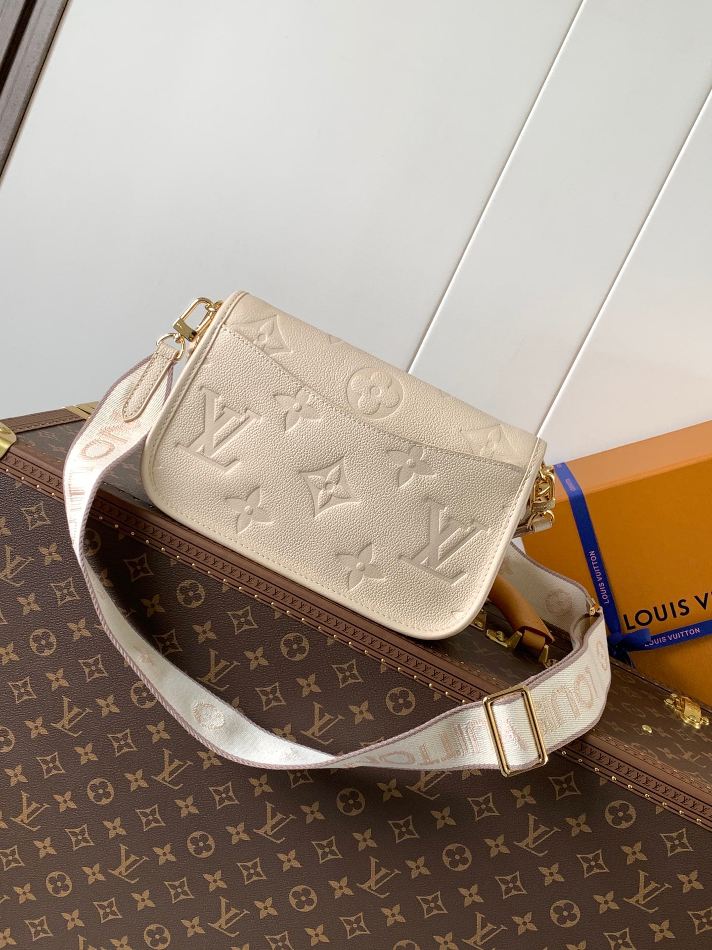DIANE 23 IN LIGHT BEIGE MONOGRAM EMPREINTE LEATHER