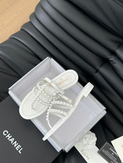 MULE SLIPPERS WITH PEARL CHAIN IN WHITE LAMBSKIN