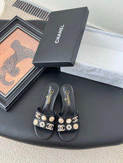MULE SLIDE SANDALS IN BLACK LAMBSKIN WITH LOGO STICKER DETAIL