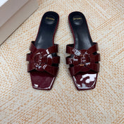 YSL 26S FLAT MULE SANDALS IN BURGUNDY PATENT LEATHER