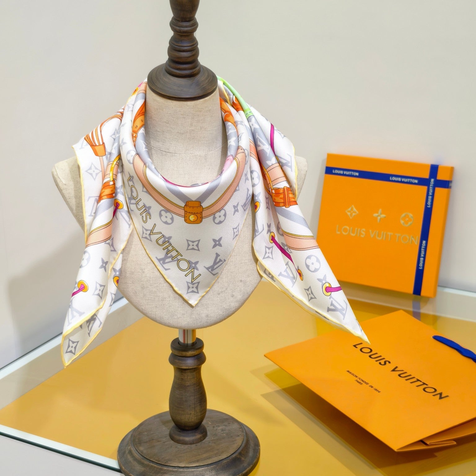 LV 26S SCARF 90 IN SILK 315068