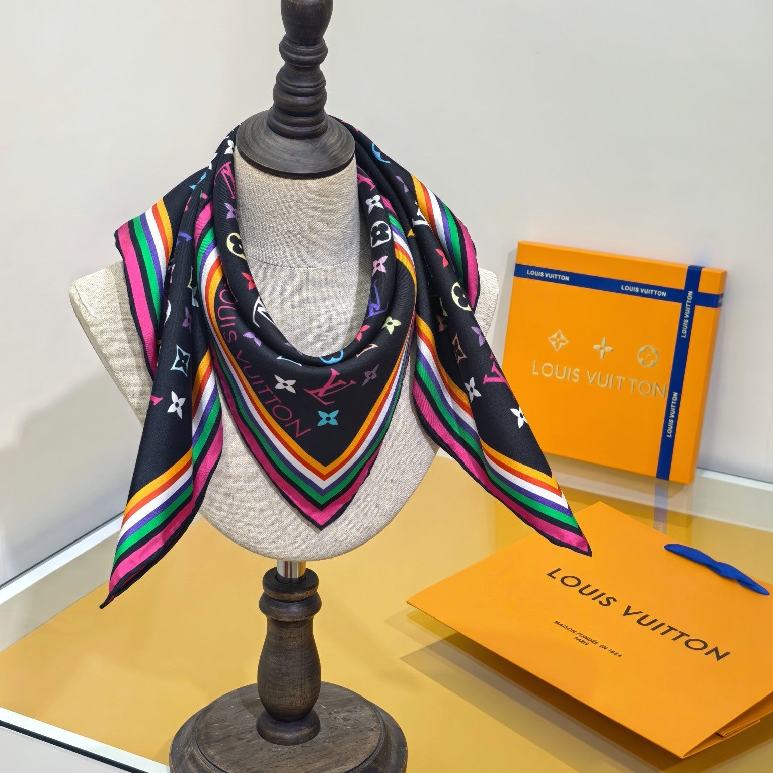 LV 26S SCARF 90 IN SILK 320847