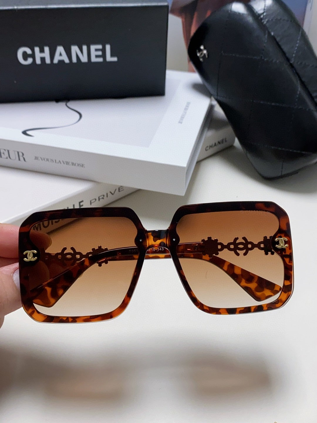CHANEL 26S OVERSIZED SQUARE SHAPE IN ACETATE 399832