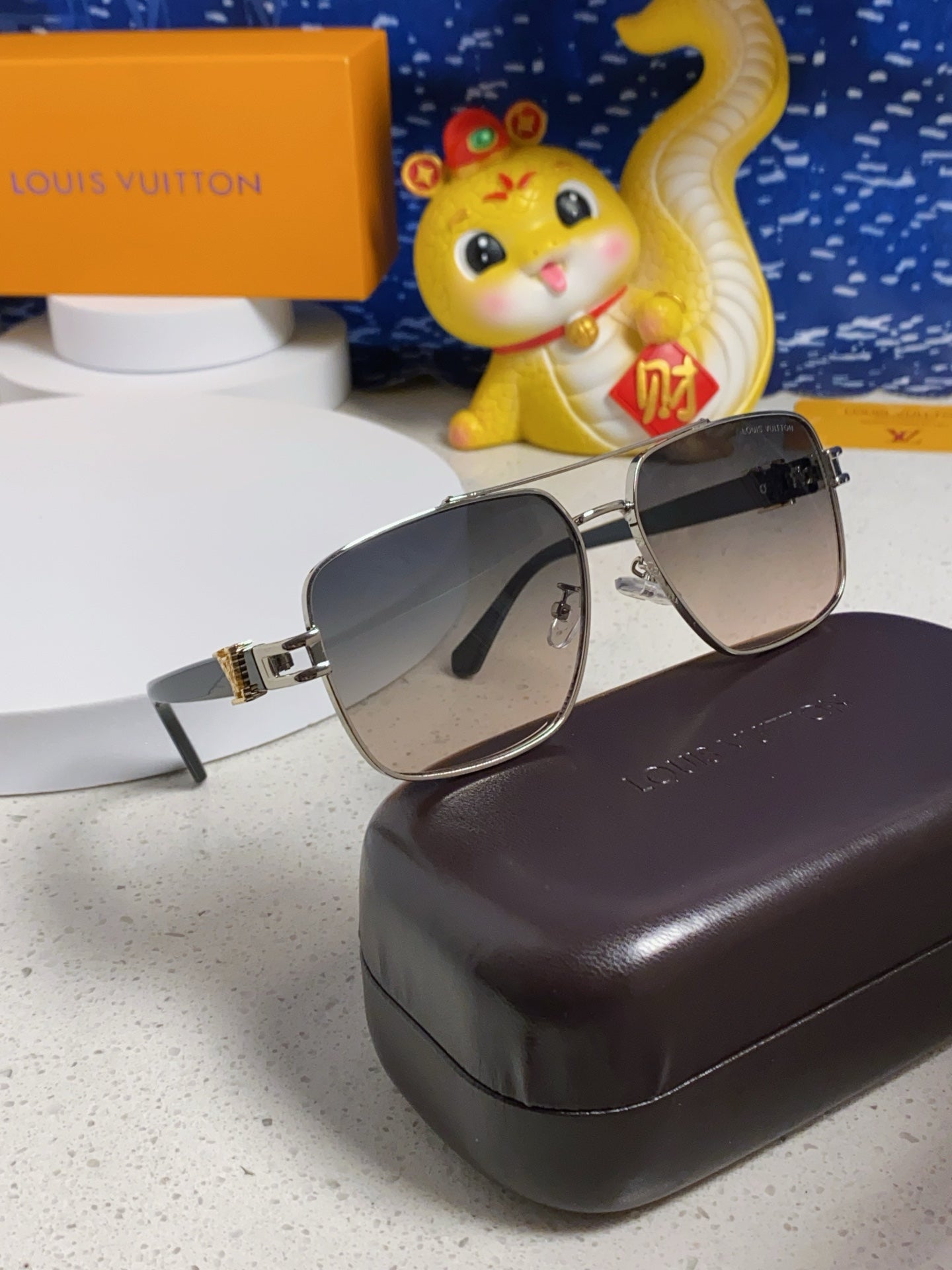 SIGNATURE SQUARE SUNGLASSES 567474 IN SILVER METAL GREY SMOKE LENSES