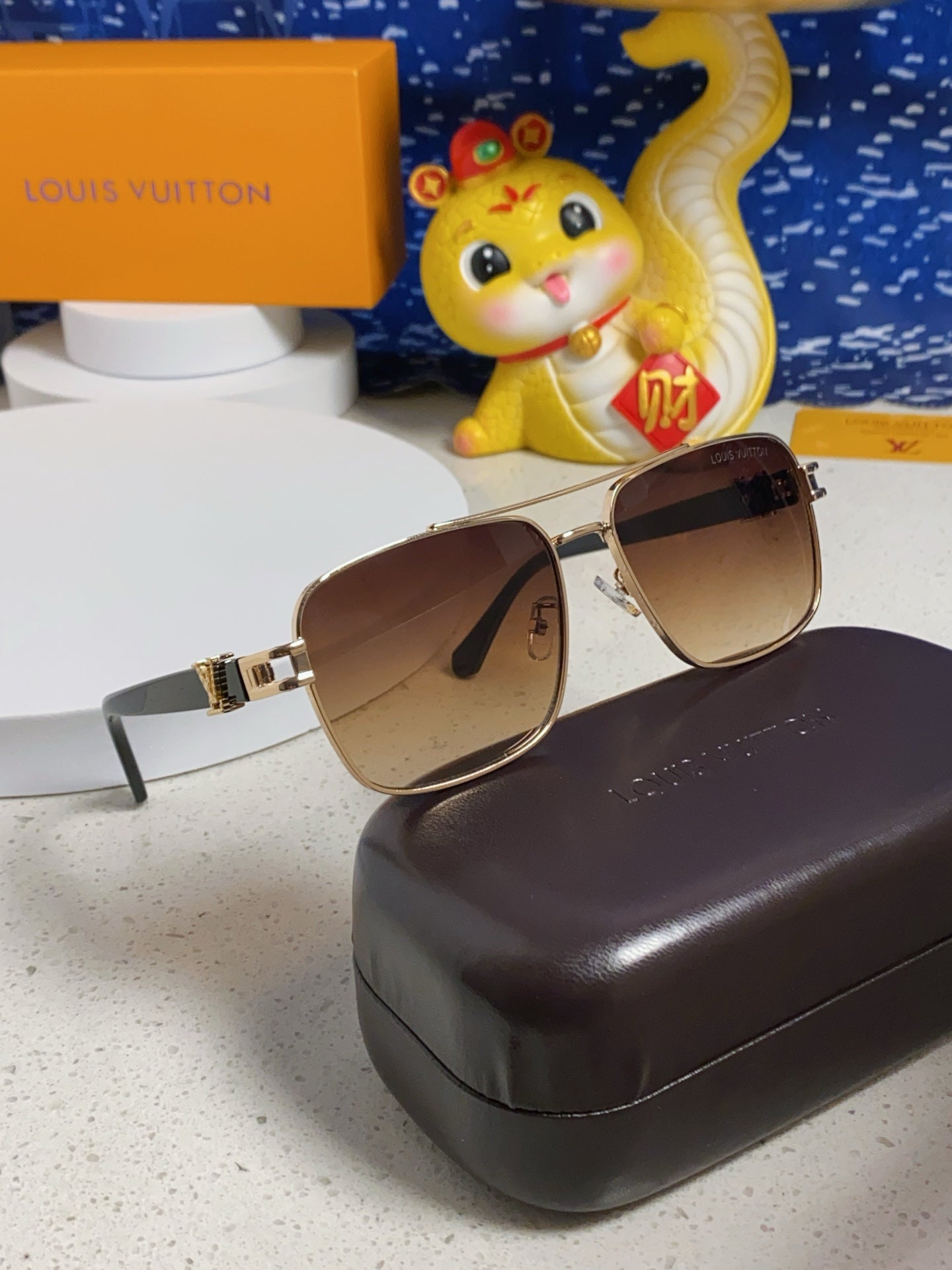 SIGNATURE SQUARE SUNGLASSES 567475 IN GOLD METAL BROWN SMOKE LENSES