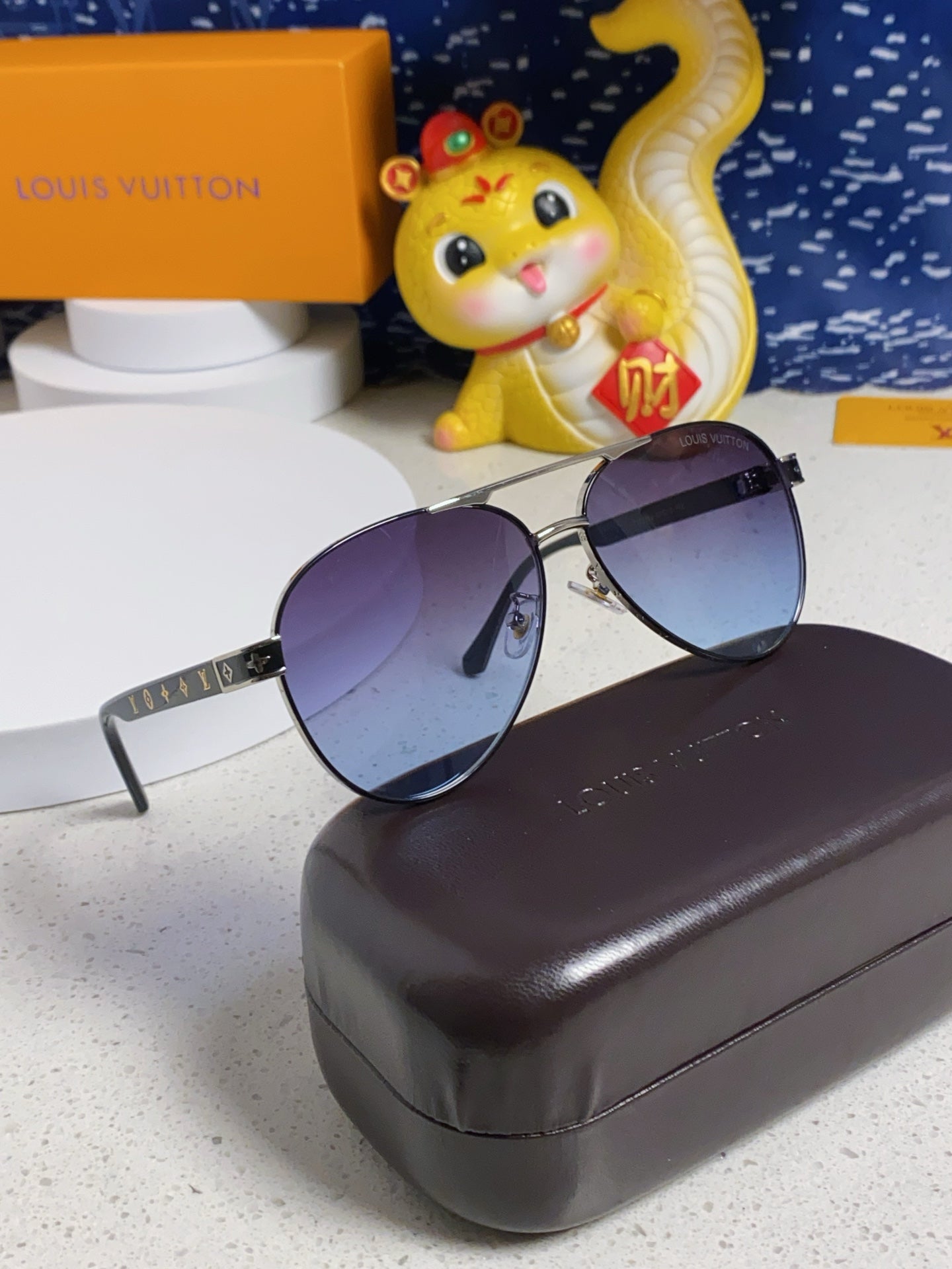 PILOT SUNGLASSES 571633 IN SILVER METAL GREY SMOKE LENSES MONOGRAM LOGO