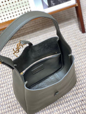 LE 5 À 7 SMALL SUPPLE 22 IN DARK GREEN CALFSKIN GOLD BUCKLE