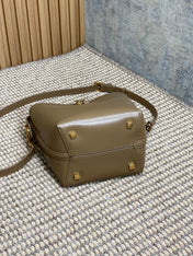 LE 37 SMALL BUCKET BAG 20 IN CEDAR BROWN CALFSKIN GOLD HARDWARE