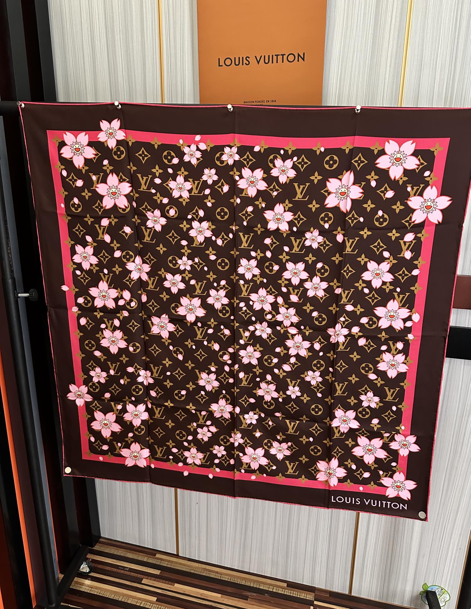 LV SCARF 90 CM IN SILK 723121