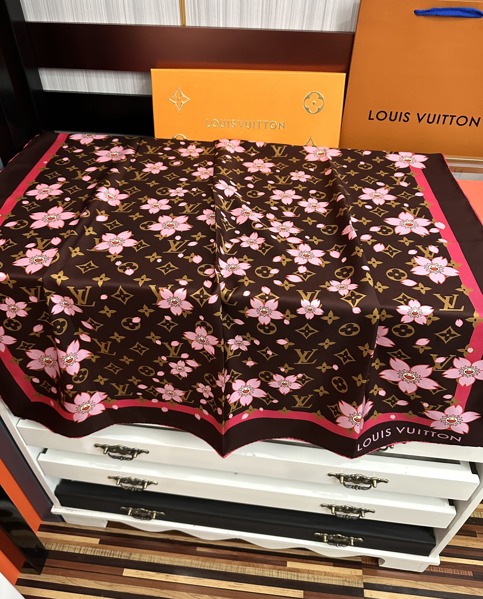 LV SCARF 90 CM IN SILK 723121