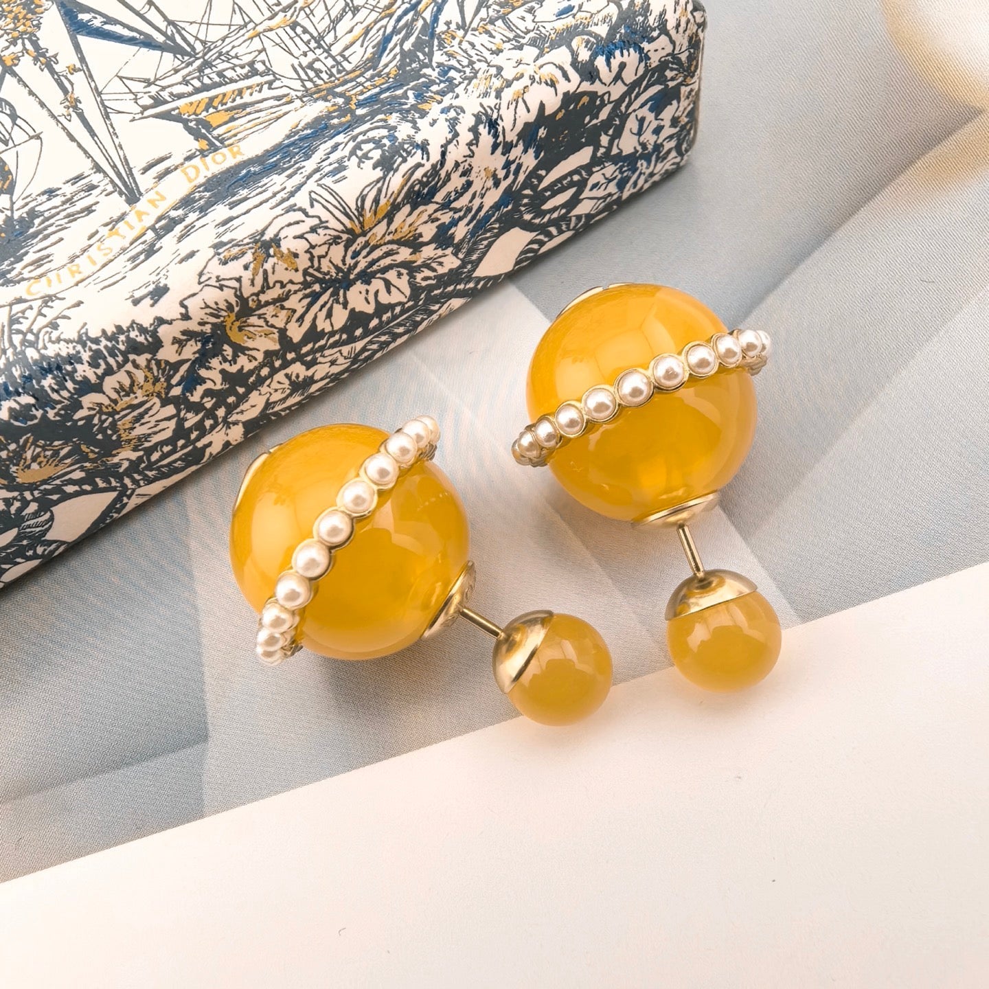 CD 26S YELLOW RESIN PEARL DOUBLE BALL EARRINGS IN GOLD METAL 631070