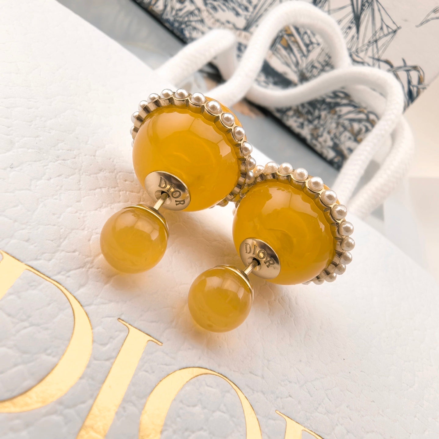 CD 26S YELLOW RESIN PEARL DOUBLE BALL EARRINGS IN GOLD METAL 631070
