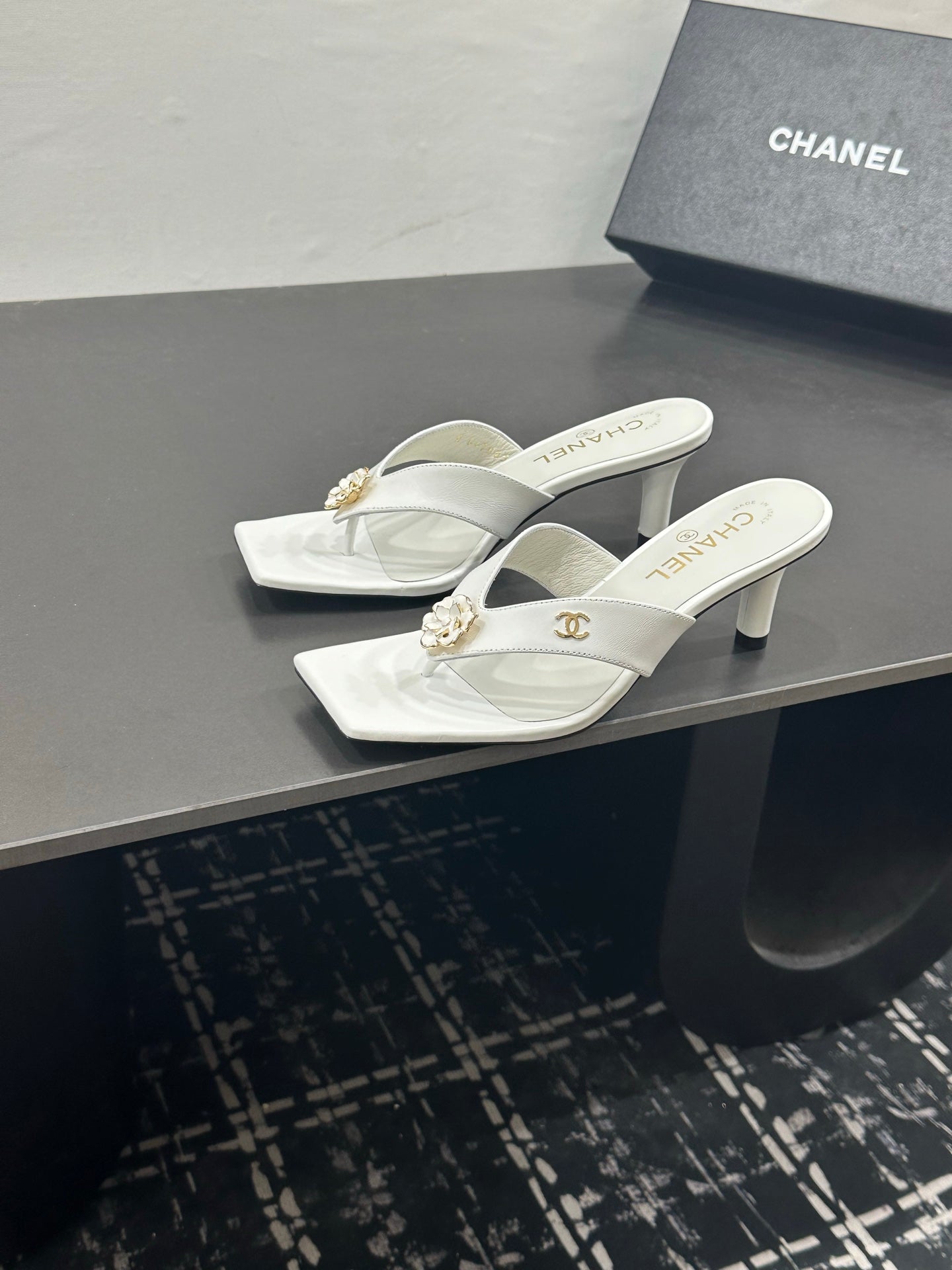 CHANEL 26S HIGH-HEEL THONG SANDALS IN WHITE LAMBSKIN WITH FLOWER DETAIL