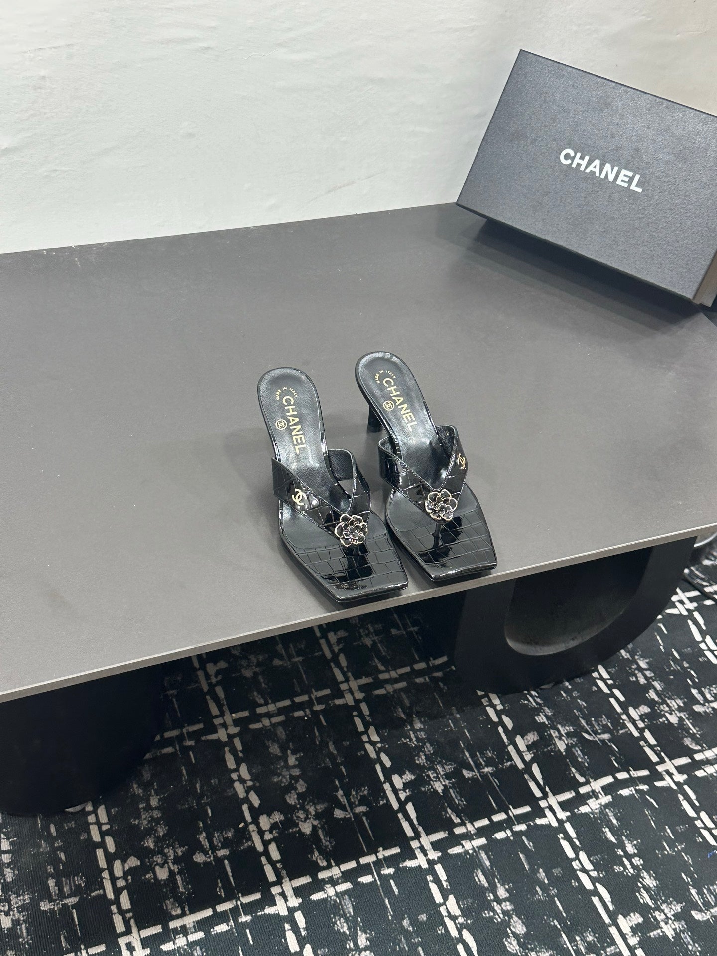 CHANEL 26S HIGH-HEEL THONG SANDALS IN BLACK PATENT CROCODILE-EMBOSSED