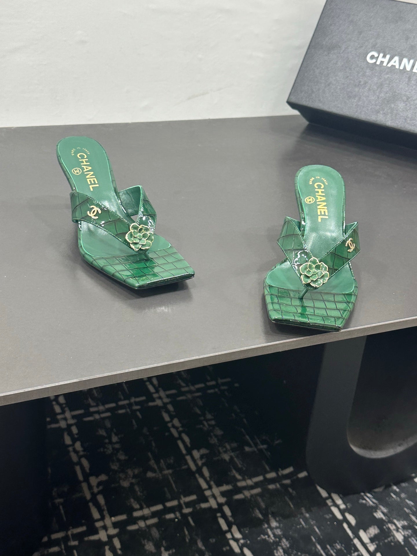 CHANEL 26S HIGH-HEEL THONG SANDALS IN GREEN PATENT CROCODILE-EMBOSSED