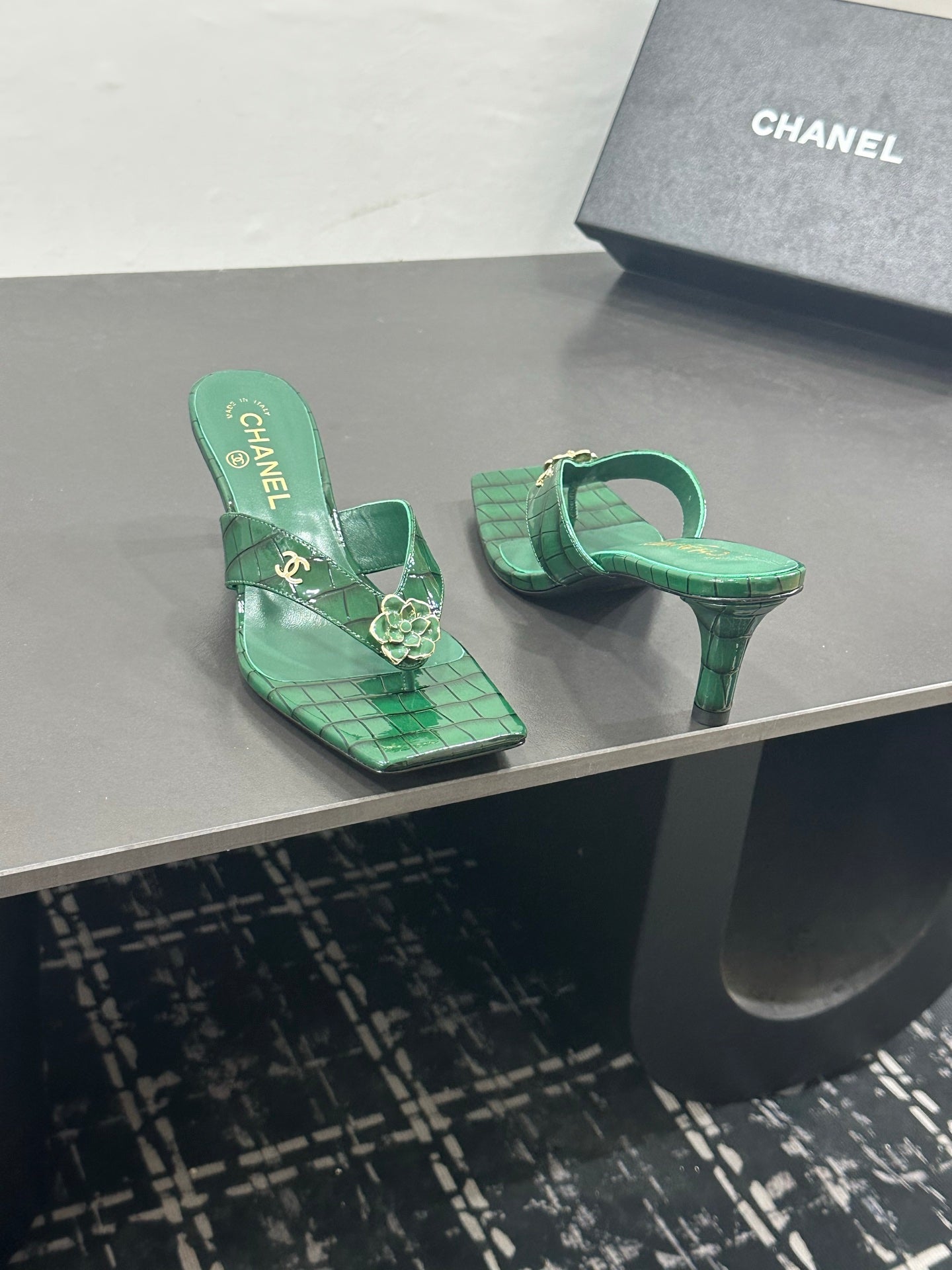 CHANEL 26S HIGH-HEEL THONG SANDALS IN GREEN PATENT CROCODILE-EMBOSSED