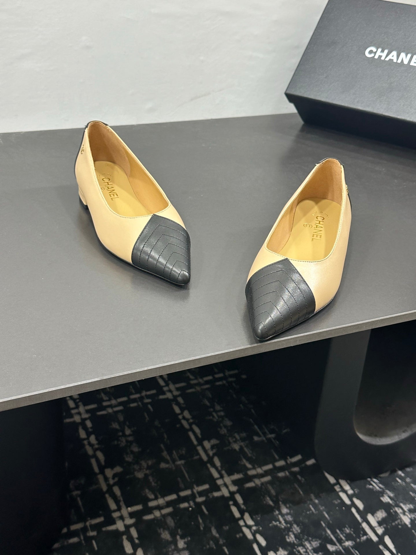 CHANEL 26S FLAT SHOES IN BEIGE AND BLACK LAMBSKIN