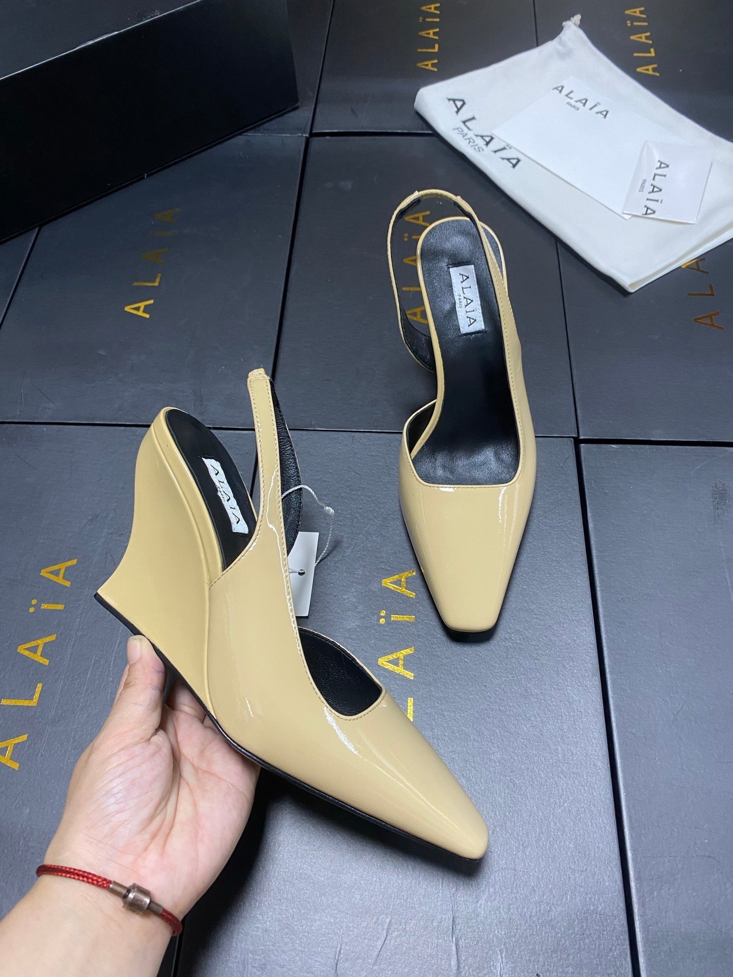 ALAIA 26S WEDGE SLINGBACKS 95 MM IN BEIGE PATENT CALFSKIN