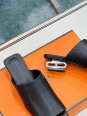 IDOLE SANDAL IN BLACK CALFSKIN