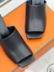 ICONIQUE 60 SANDAL IN BLACK CALFSKIN