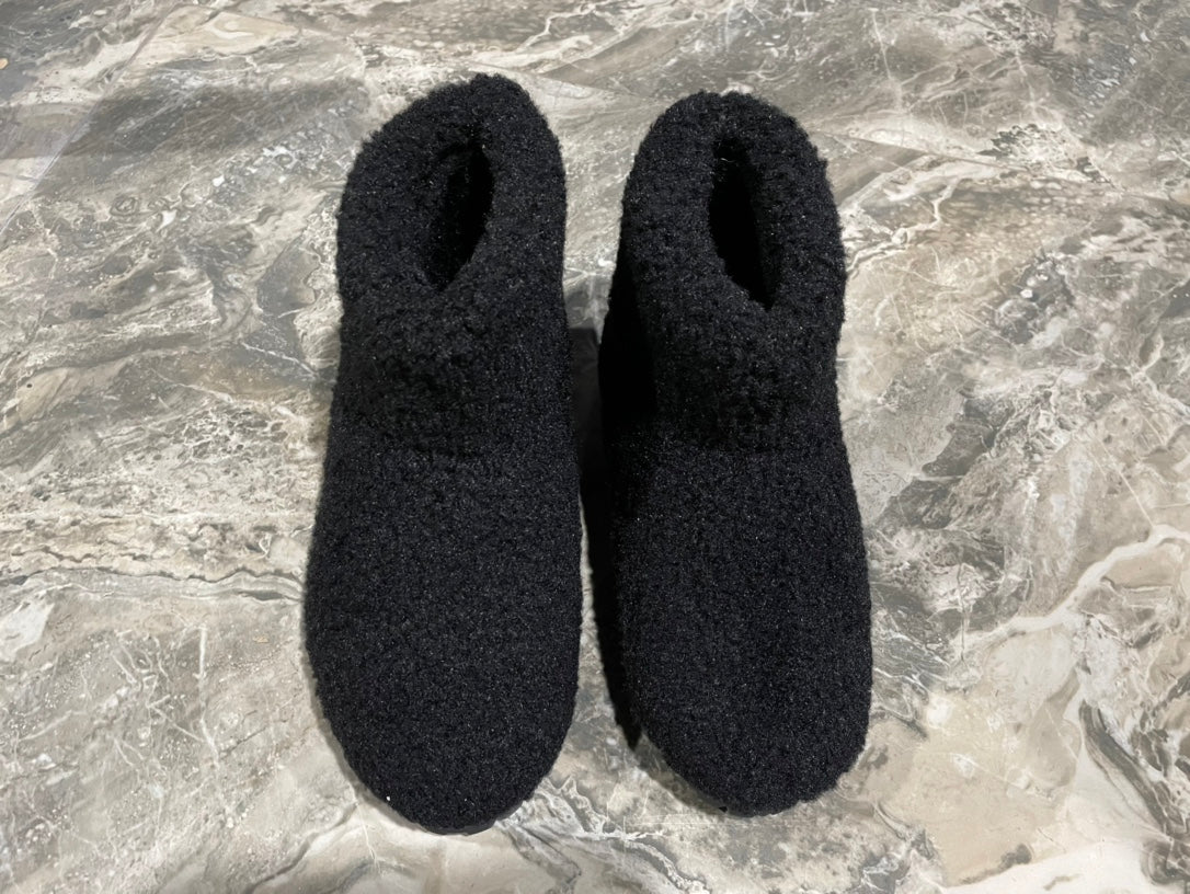 PRADA 26S ANKLE BOOTS IN BLACK FUR