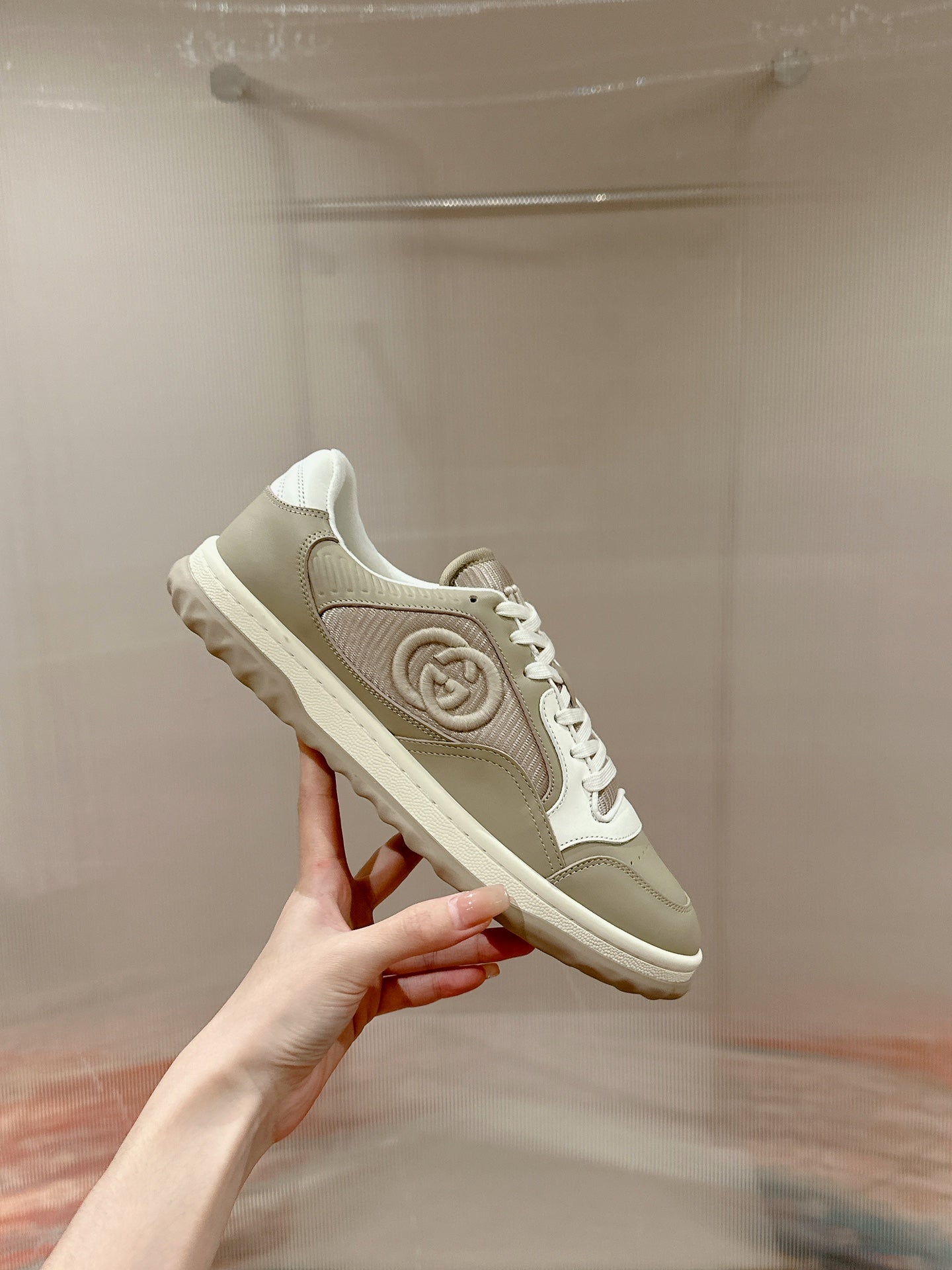 GUCCI 26S SNEAKERS IN BEIGE CALFSKIN WITH LOGO