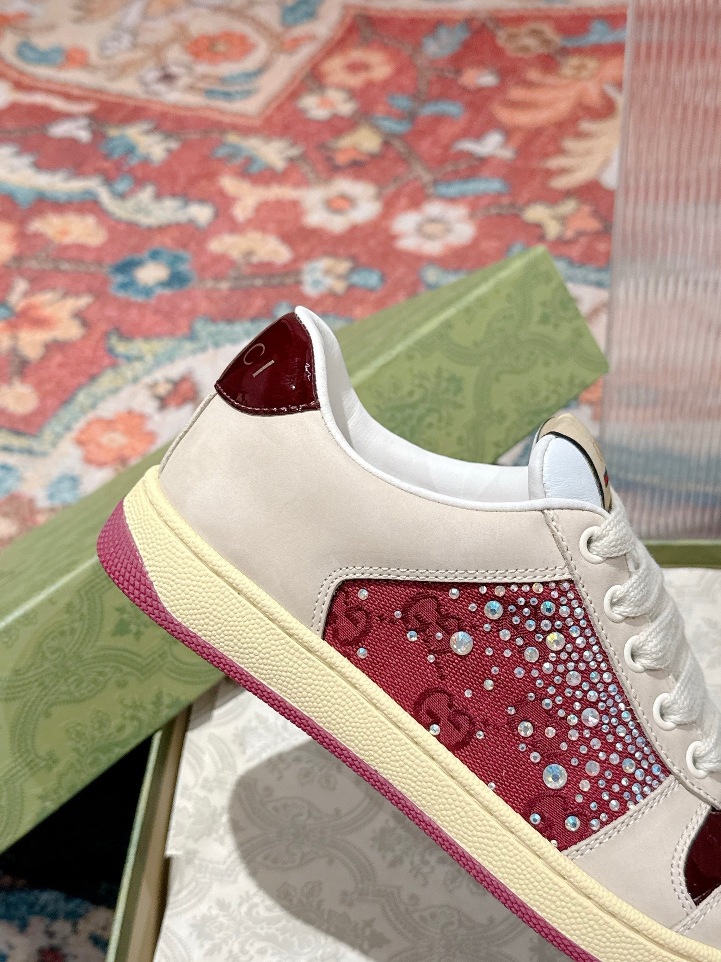 GUCCI 26S SCREENER SNEAKER IN BEIGE SUEDE MIX DARK RED CANVAS