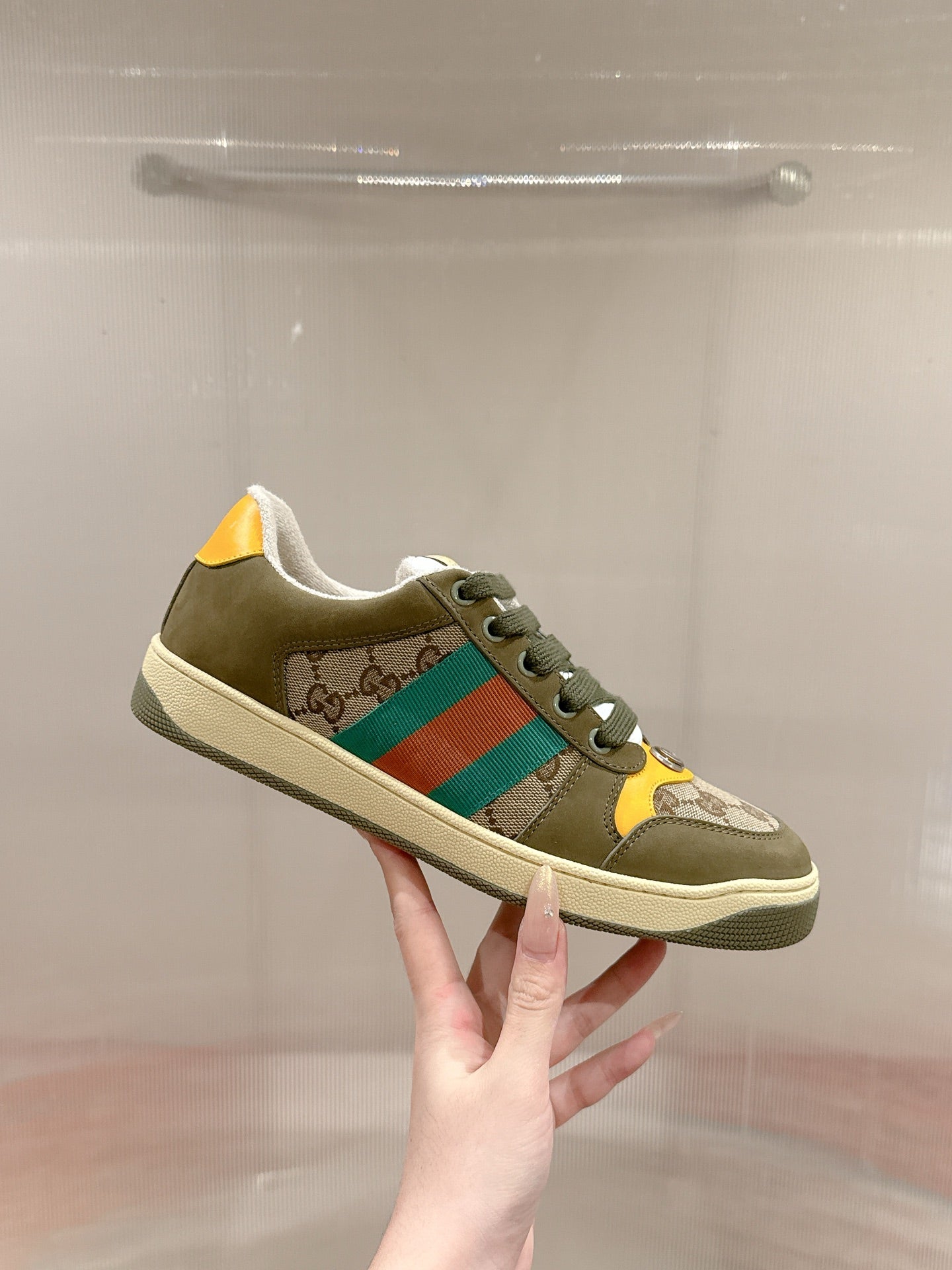 GUCCI 26S SCREENER SNEAKER IN OLIVE GREEN SUEDE AND BEIGE CANVAS