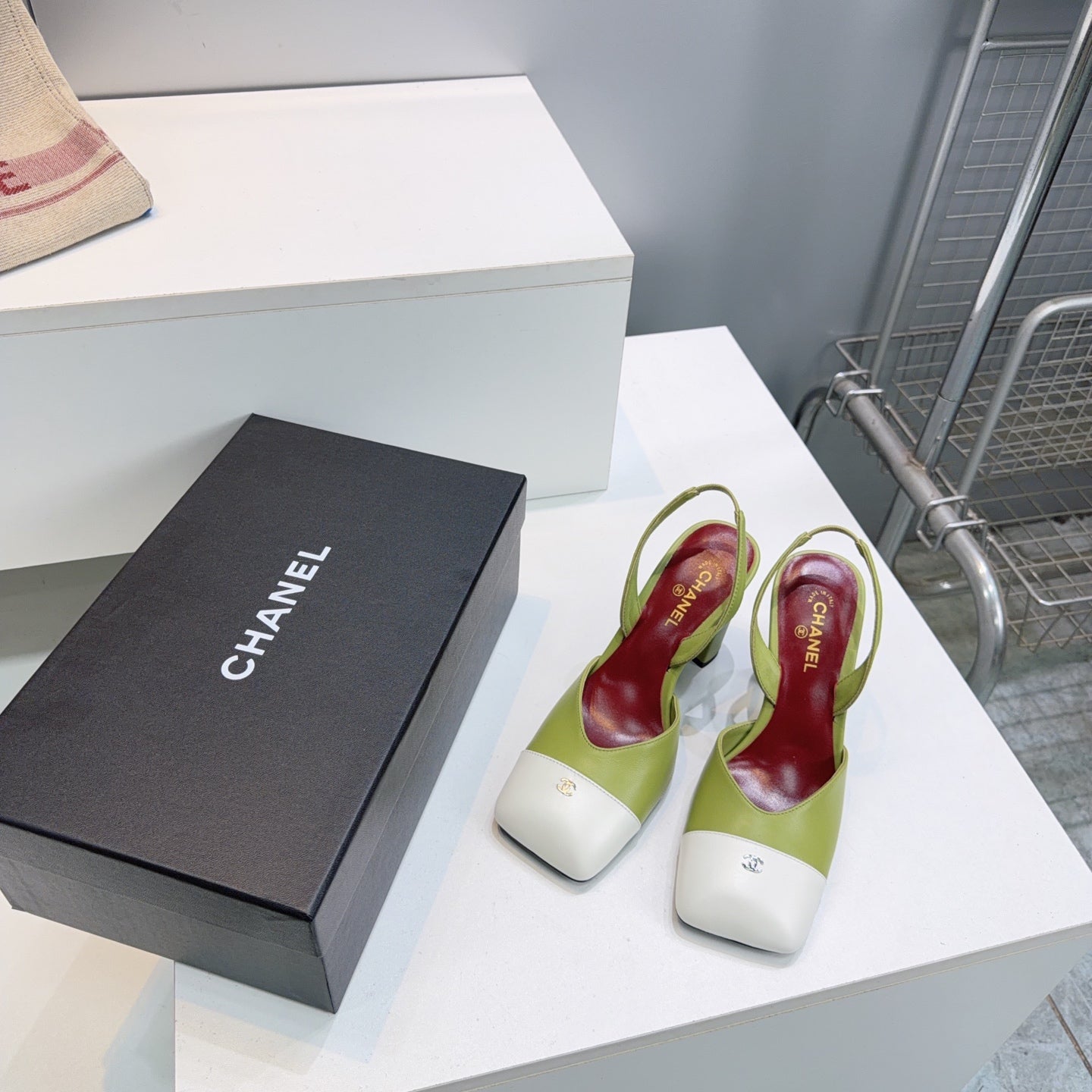 CHANEL 26S SLINGBACK 95 MM IN GREEN LAMBSKIN WITH WHITE CAP TOE