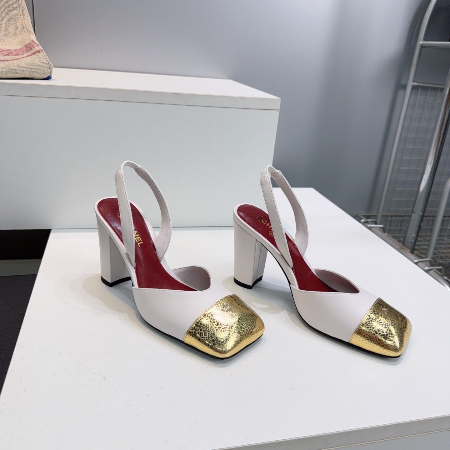 CHANEL 26S SLINGBACK 95 MM IN WHITE LAMBSKIN WITH GOLD CAP TOE