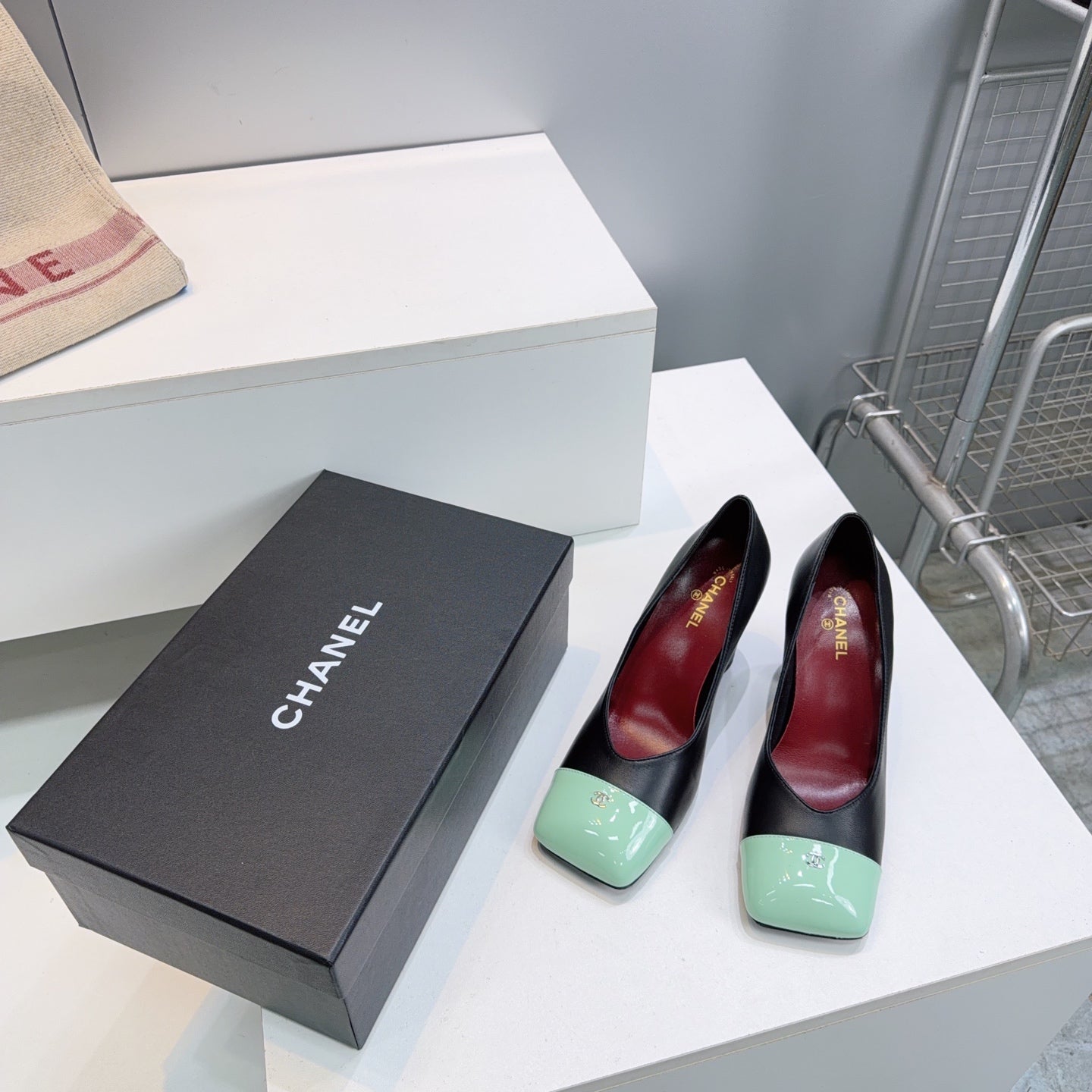 CHANEL 26S SQUARE-TOE HIGH HEELS 95 MM IN BLACK LAMBSKIN WITH MINT GREEN CAP TOE