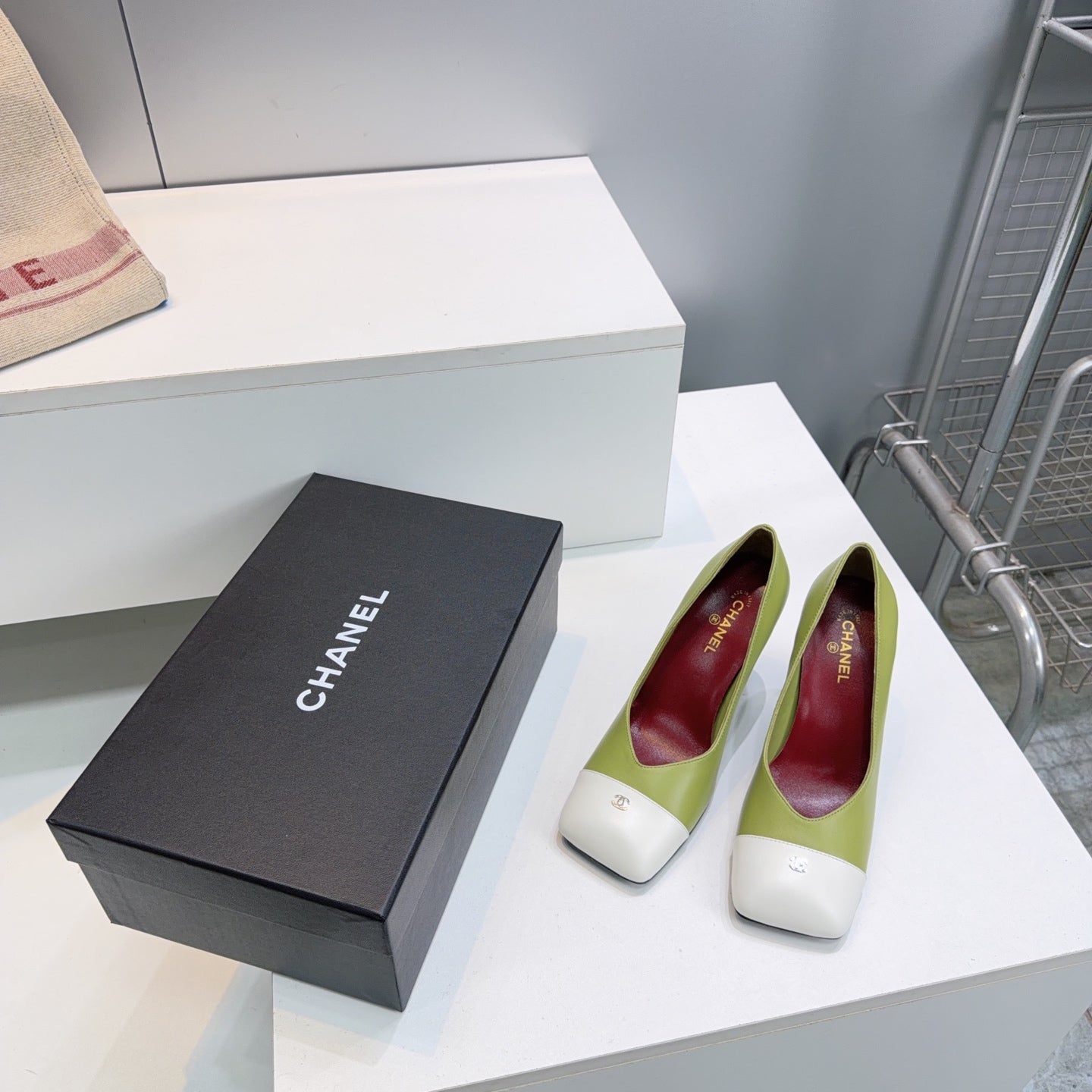 CHANEL 26S SQUARE-TOE HIGH HEELS 95 MM IN GREEN LAMBSKIN WITH WHITE CAP TOE