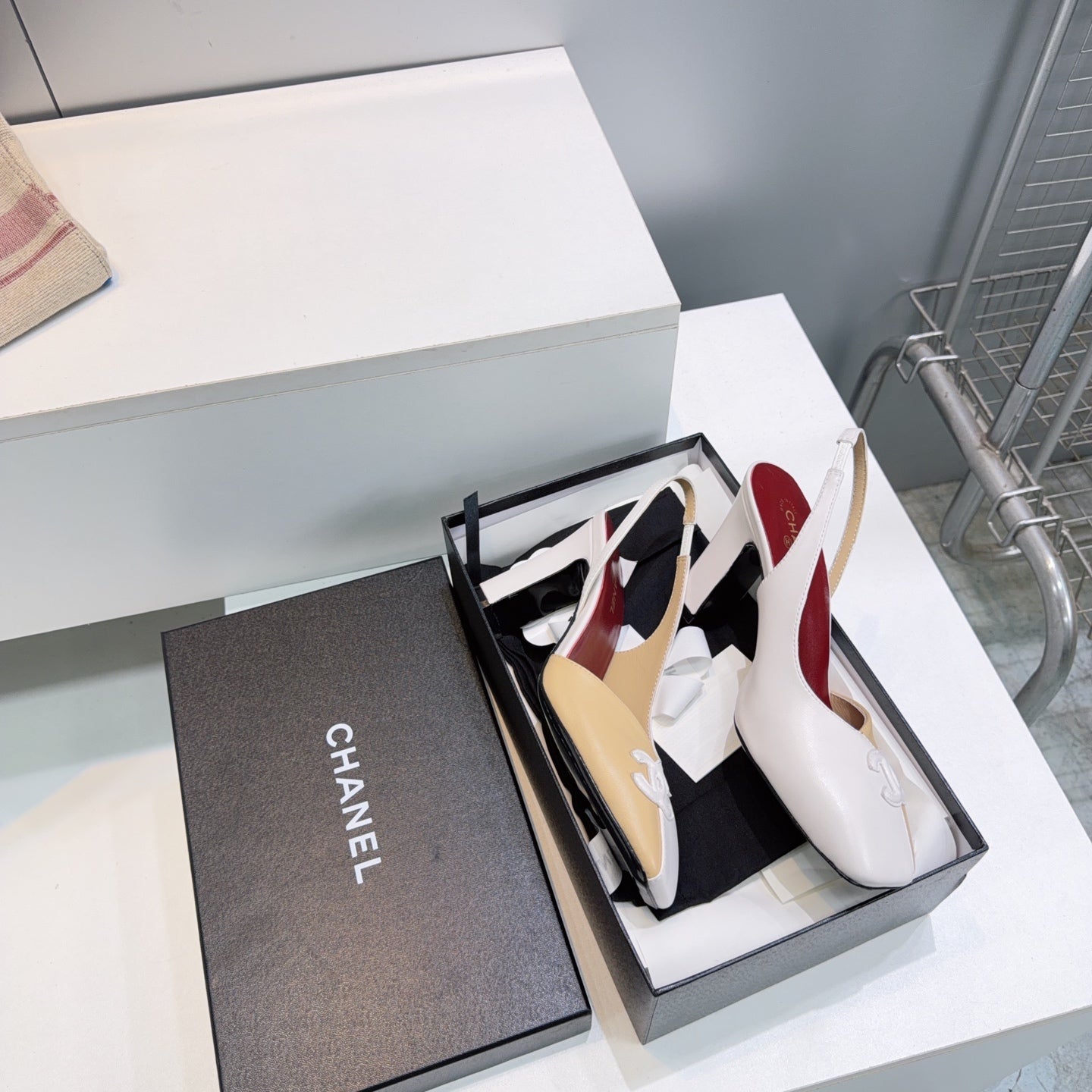 CHANEL 26S SLINGBACK 100 MM IN BEIGE AND WHITE LAMBSKIN