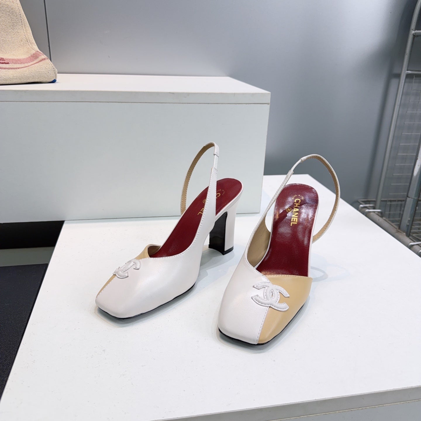 CHANEL 26S SLINGBACK 100 MM IN BEIGE AND WHITE LAMBSKIN