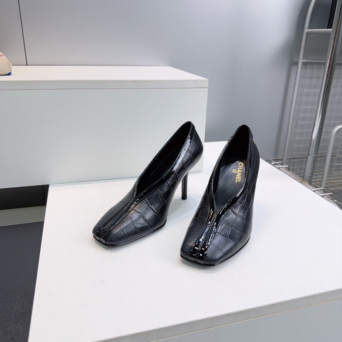 CHANEL 26S HIGH HEELS 100 MM IN BLACK CROCODILE-EMBOSSED CALFSKIN